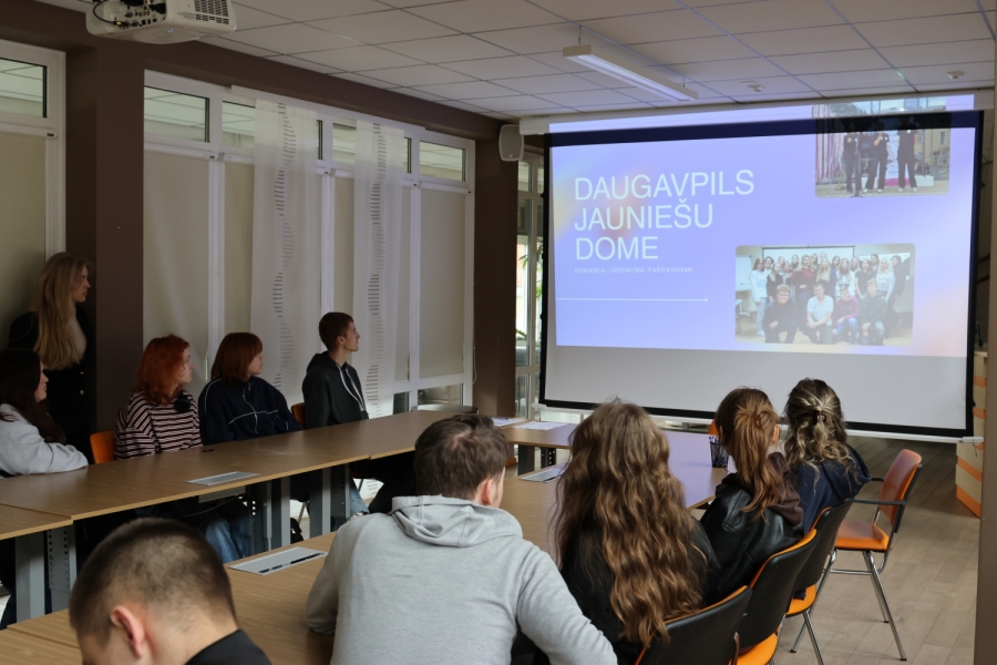 Lekcija par brīvprātīgo darbu un digitālo projektu jauniešiem