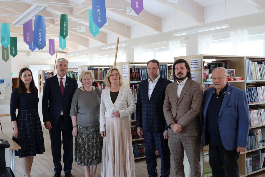 Izglītības un zinātnes ministre Ilze Indriksone apmeklē Latgales Industriālo tehnikumu